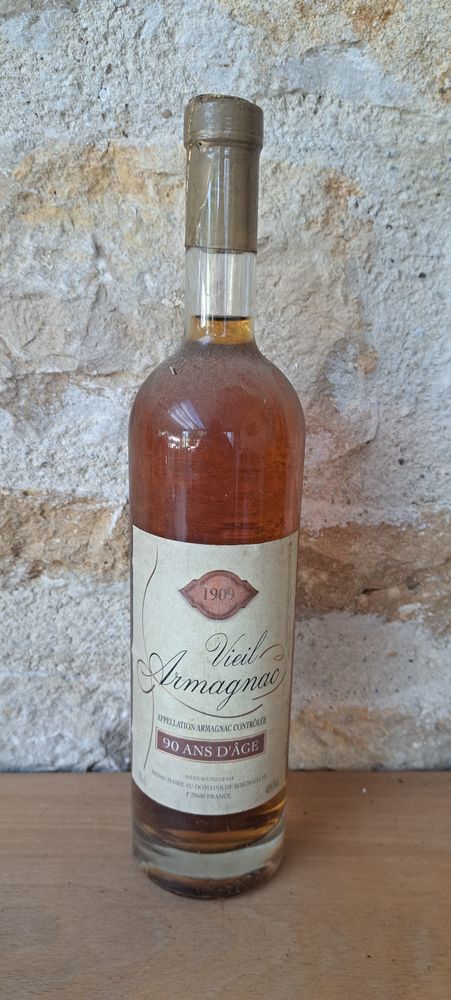Une bouteille de  Vieil Armagnac  de 1909 330 La Fert� (39)