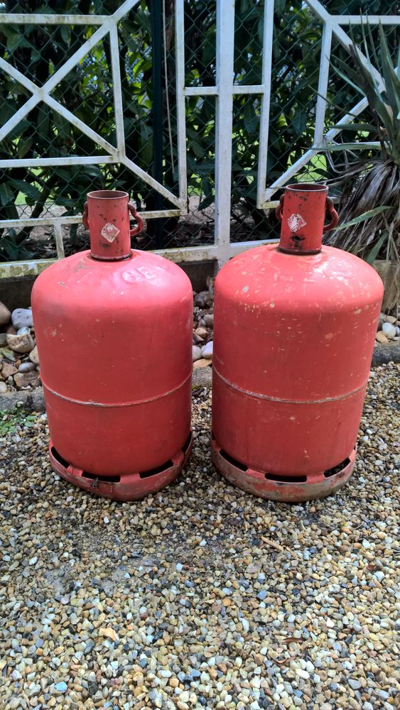 2 bouteilles gaz butane vides
. 10 Tr�lissac (24)