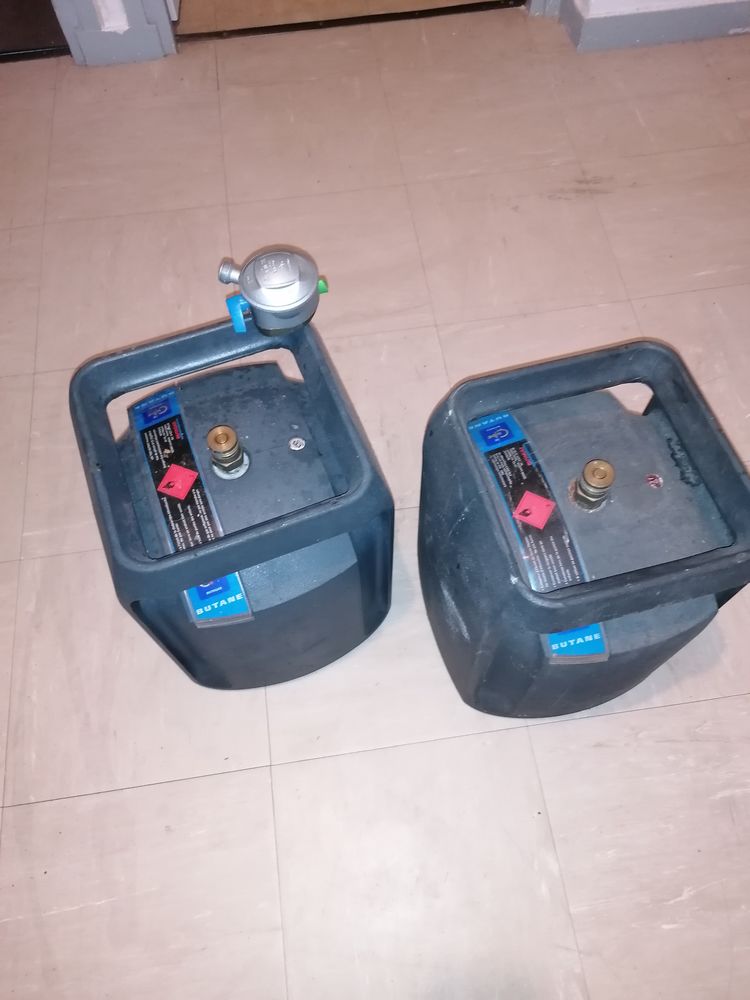  bouteilles gaz cubes ( butane) plus leurs d�tendeur 40 Aix-les-Bains (73)