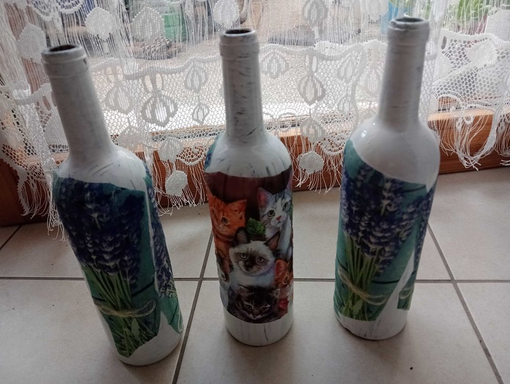 bouteilles d�cor�es ,soit peintes, ou deco papiers ,fleurs , 7 Romans-sur-Is�re (26)