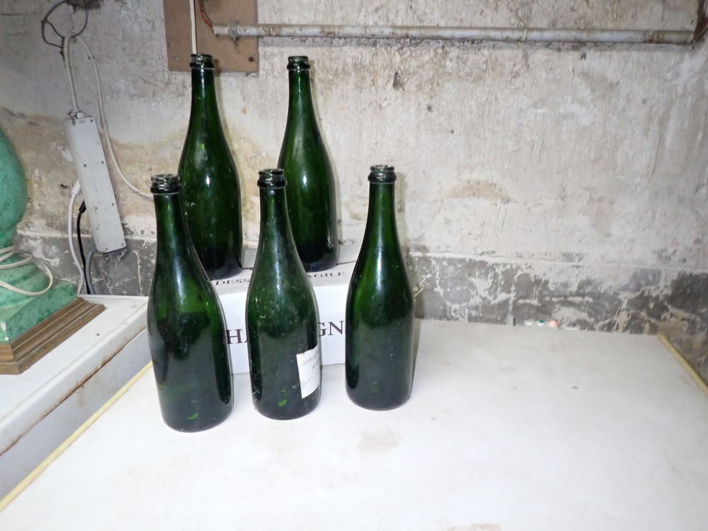 bouteilles  vide  a champagne 0 Courth�zon (84)