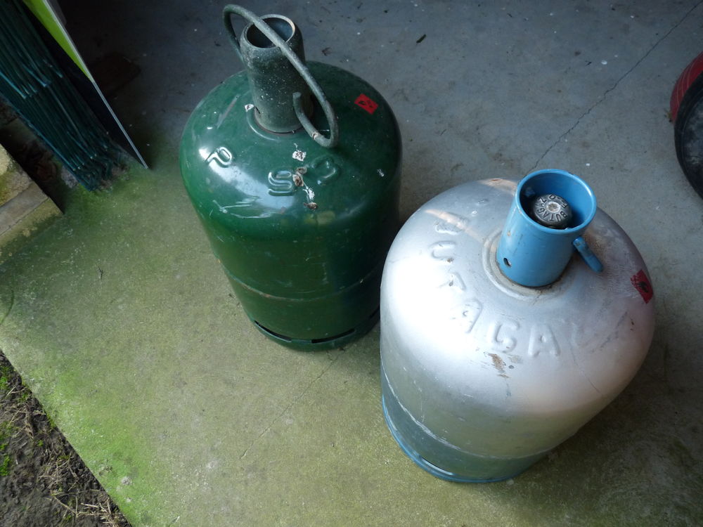 Lot de 2 bouteilles de gaz vides 24 Staple (59)