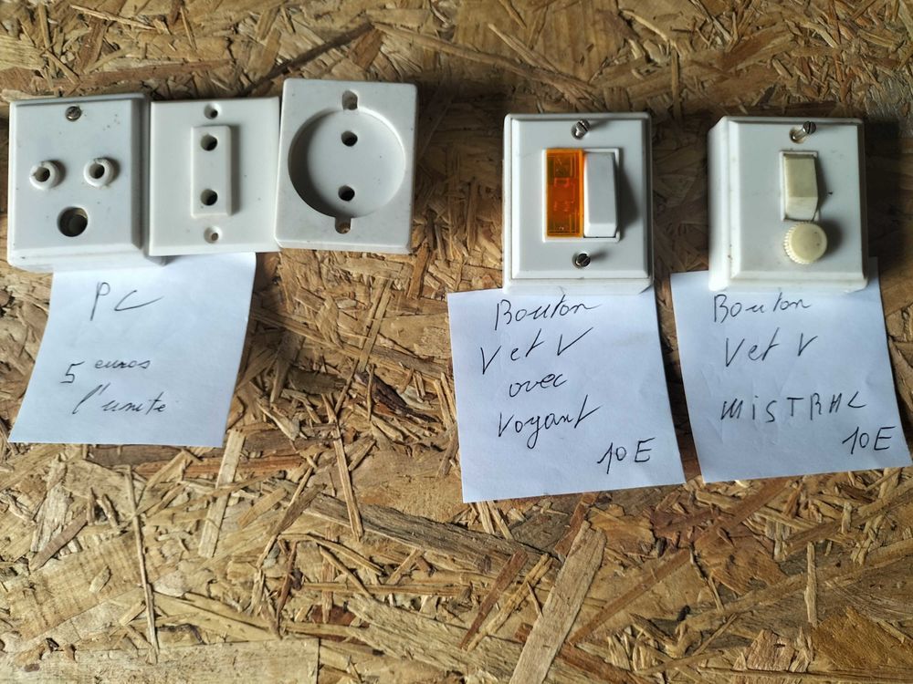 bouton et prise Mistral Legrand 5 Beauvoir (50)