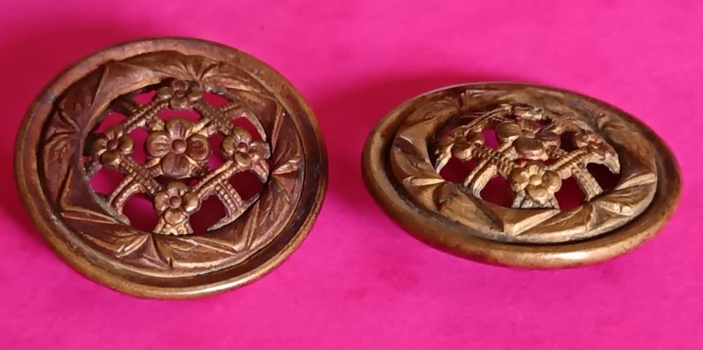 Duo de Boutons Anciens  Dentelle de Bronze    N�94 18 Thonon-les-Bains (74)