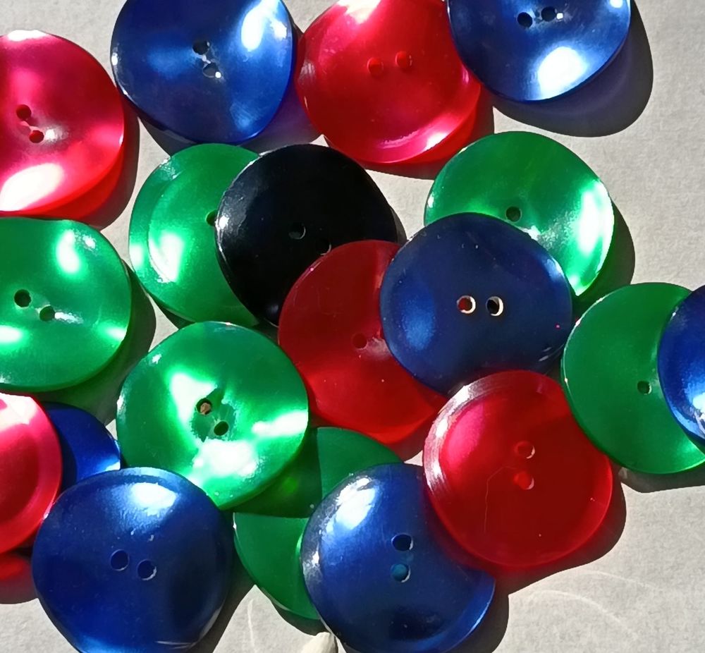 17 boutons couture  Forme incurv�e   Bleu, Vert, Rouge 18 Thonon-les-Bains (74)