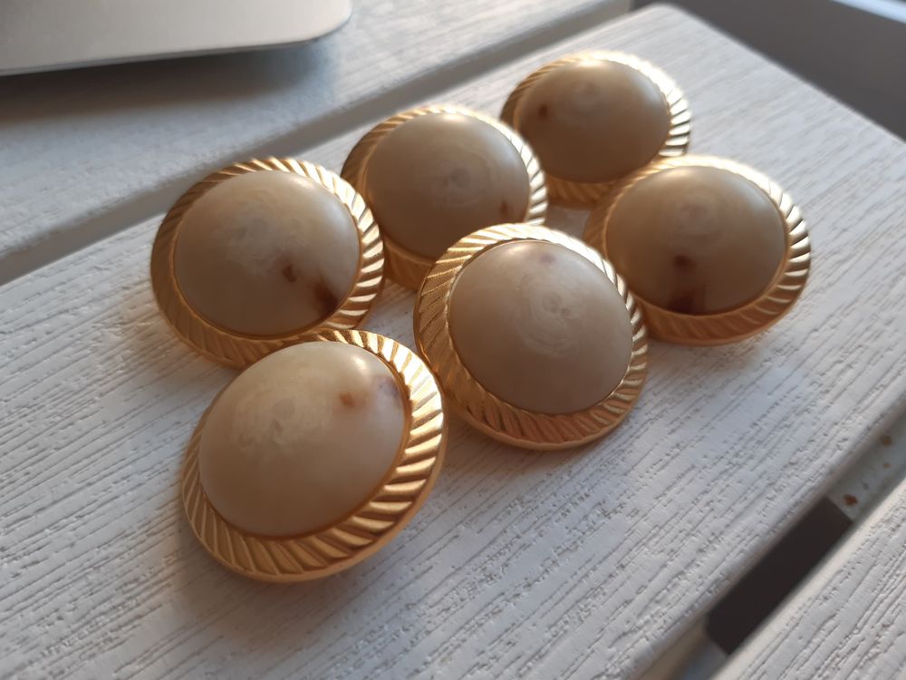 LOT de  6 boutons 3,2cm dor�/blanc cabochon 10 Sarzeau (56)