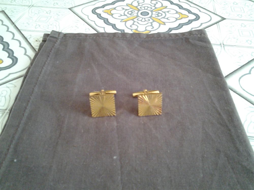 boutons de manchette 22 La Fert�-sous-Jouarre (77)