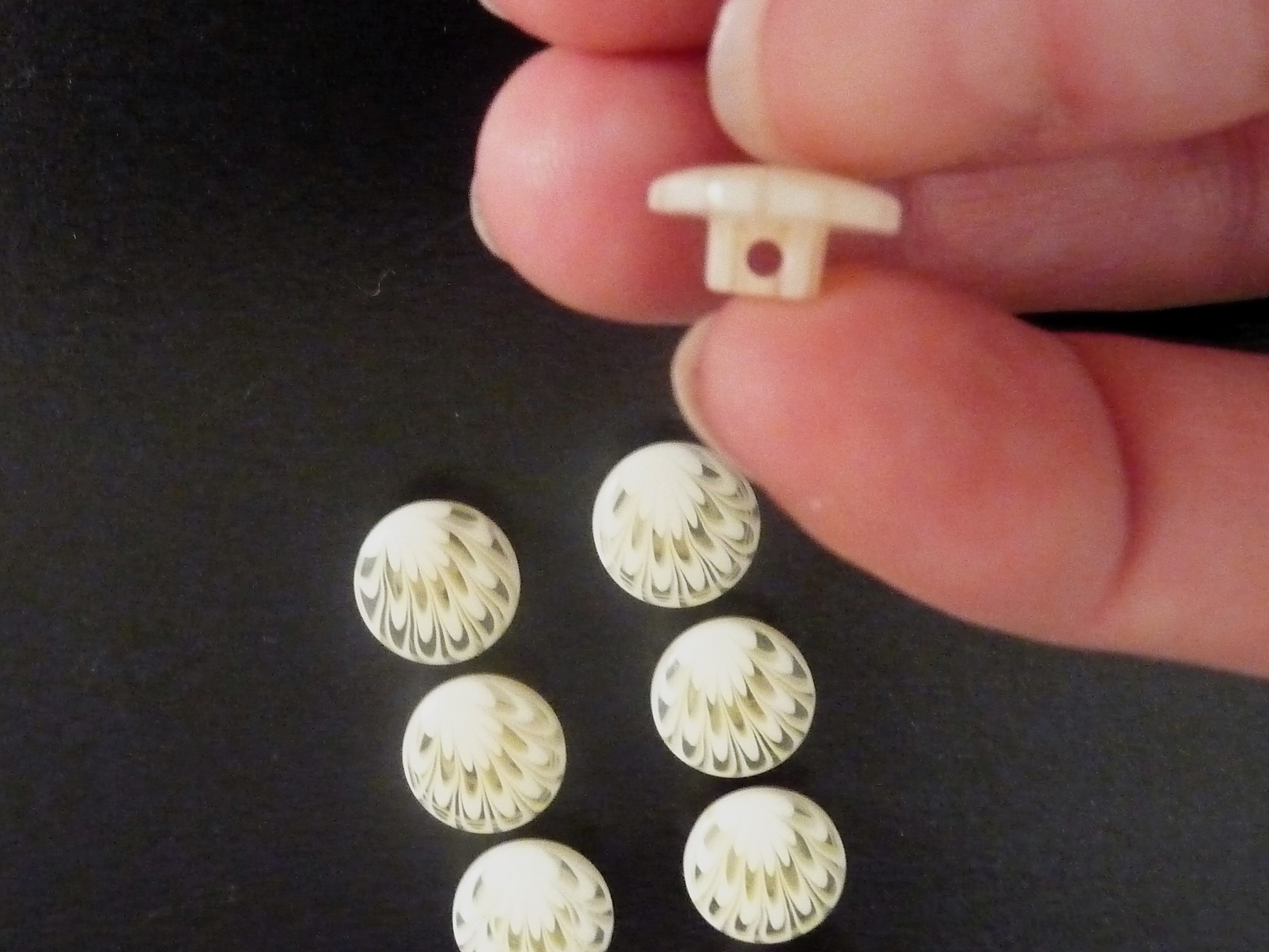 Lot de 10 Boutons en Plastique Blanc Ecru- Diam�tre 11mm 5 Paris 15 (75)