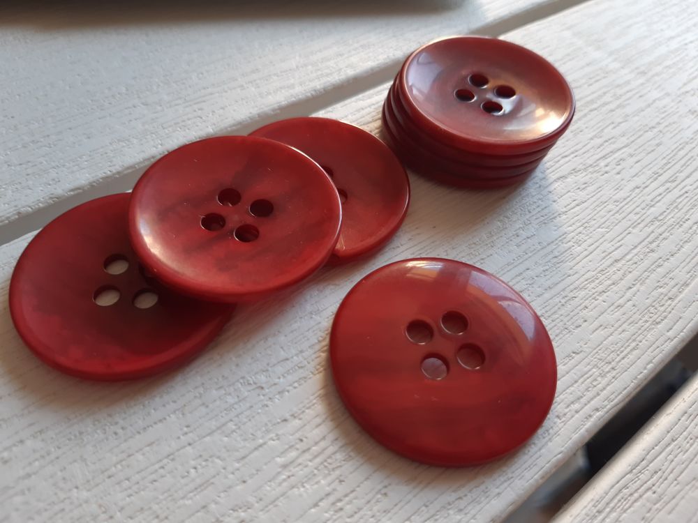 Lot de 8 boutons GM D 4cm en plastique rouges 9 Sarzeau (56)