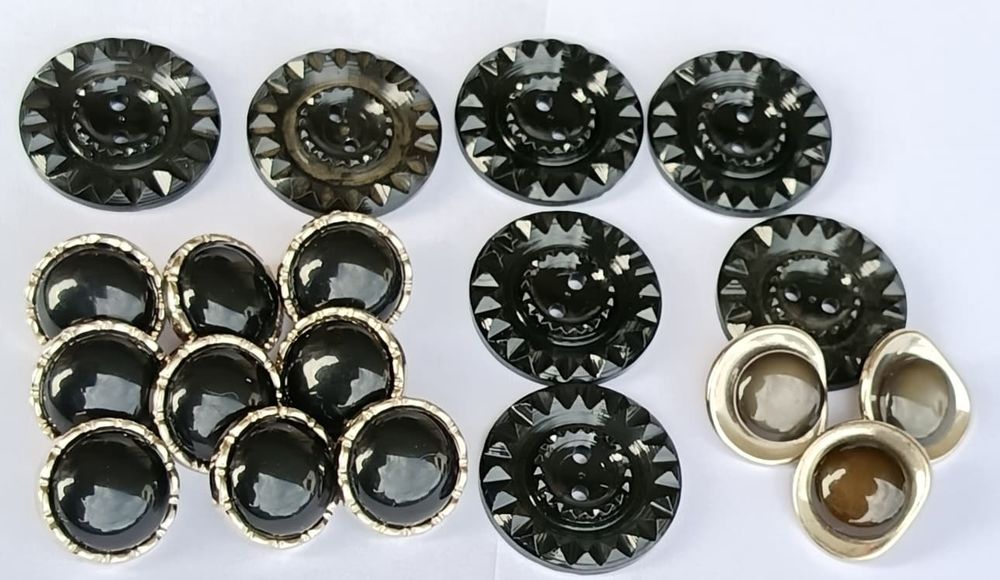 Lot 19 Boutons Vintage Noirs Cisel�s & Grav�s 48 Thonon-les-Bains (74)