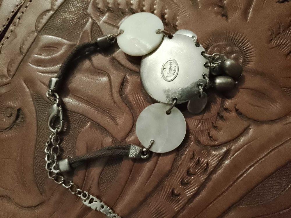 bracelet blanc/vert T Street. 11 Carqueiranne (83)