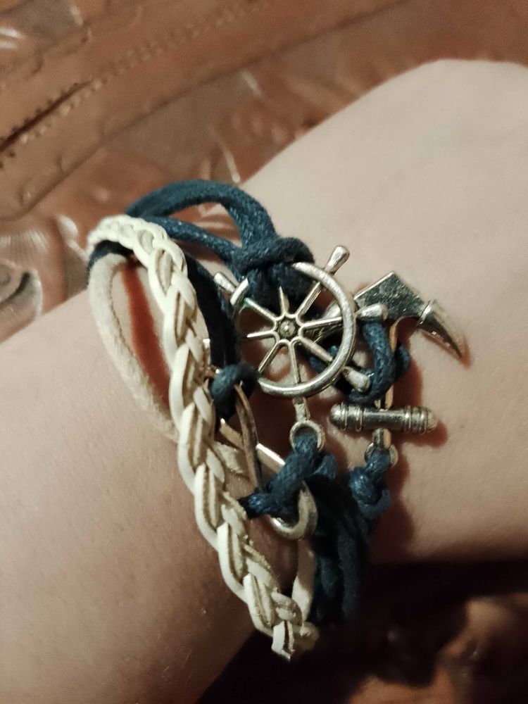 bracelet bleu/blanc en fils et m�tal argent�. 5 Carqueiranne (83)