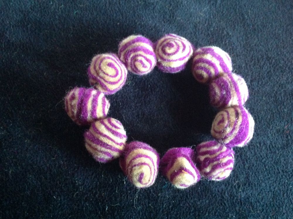 BRACELET BOULES FEUTRE LAINE VIOLET ET BLANC Envoi Possible
1 Tr�gunc (29)