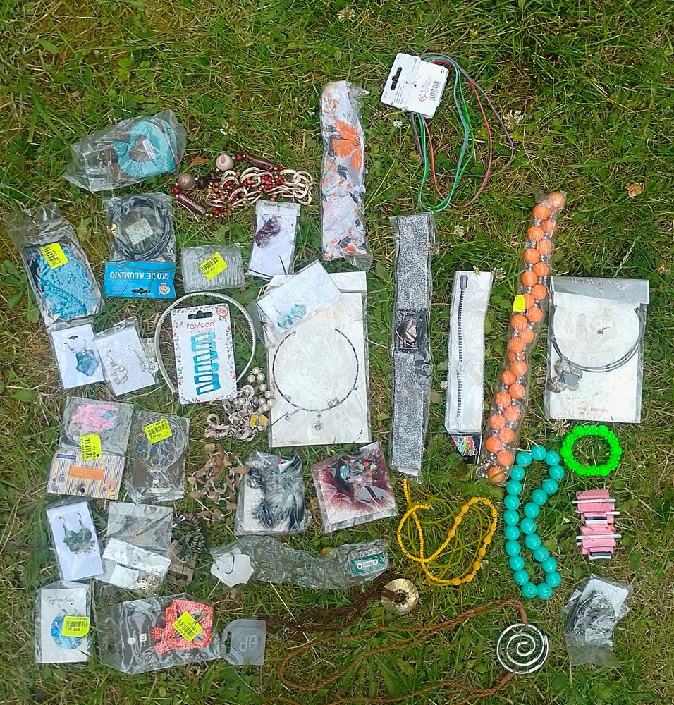 lot bracelet collier boucle d'oreille etc fantaisie 9 Beauchamp (95)