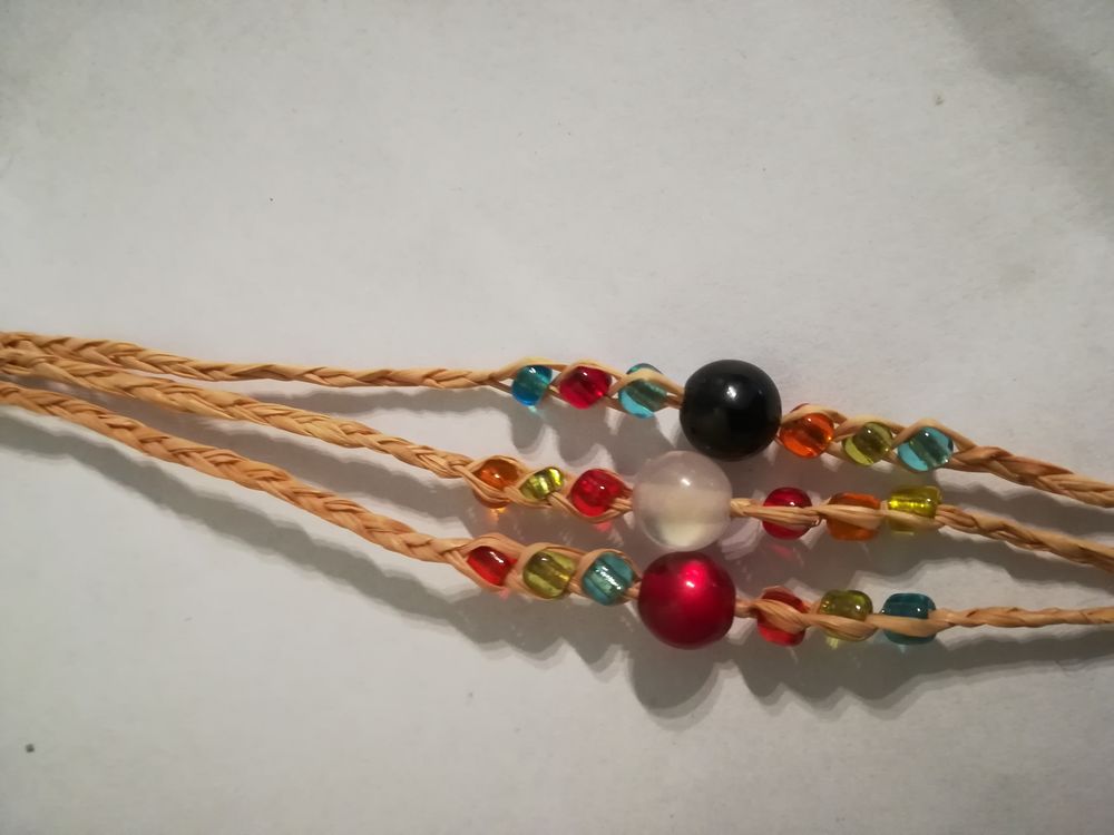 BRACELET EN CORDE +  pierres de couleur
0 Mouvaux (59)