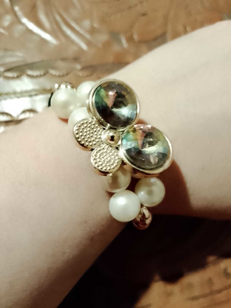 bracelet �lastique en perles de plastique blanches et m�tal dor�. 4 Carqueiranne (83)