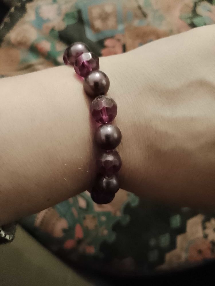 bracelet �lastique perles en plastique noires/violettes translucides enfants. 5 Carqueiranne (83)