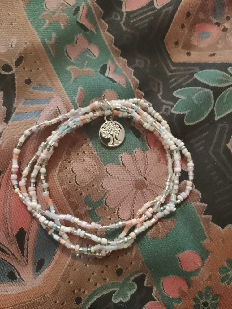 bracelet �lastique en perles plastique multicolore et arbre de vie en m�tal argent�. 3 Carqueiranne (83)