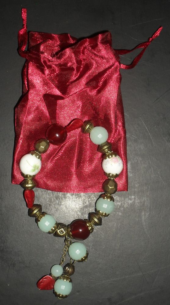 Bracelet fantaisie + Sac rouge.
NEUF. 15 Montreuil (93)