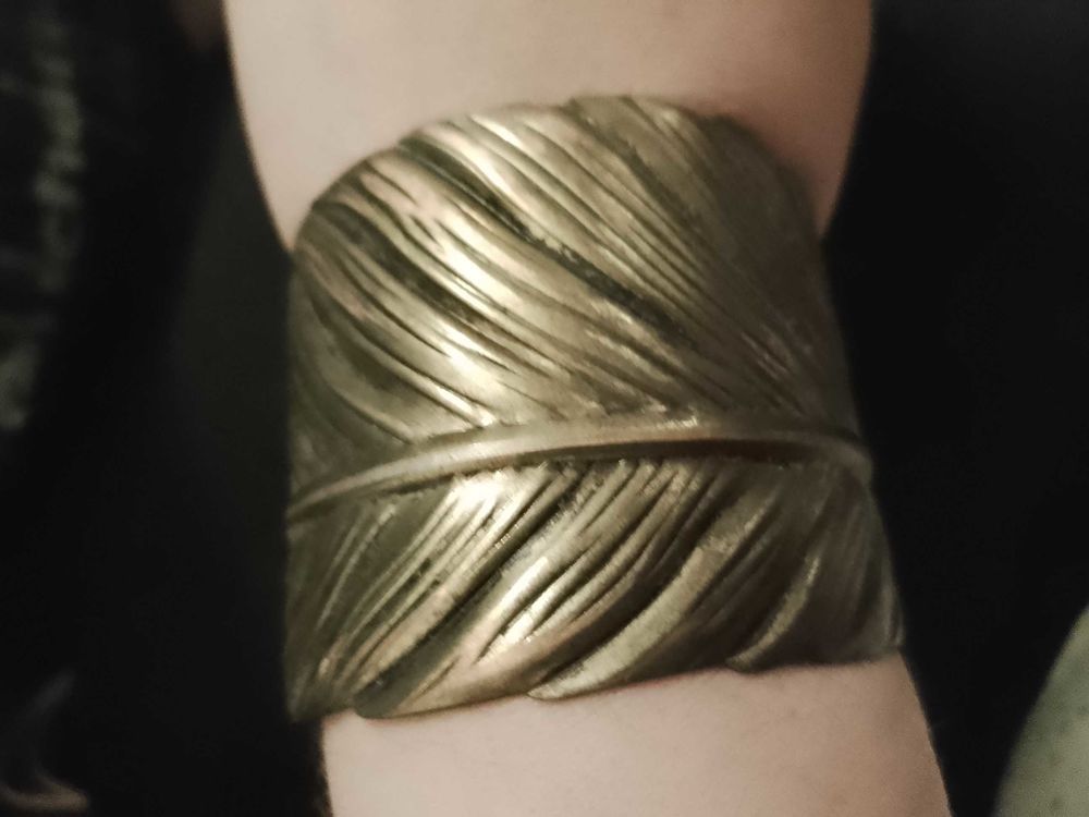 bracelet feuille en m�tal Dor�. 7 Carqueiranne (83)