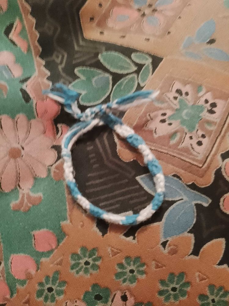 bracelet en fils Bleus violets pastels artisanal vintage ann�es 80 enfants. 4 Carqueiranne (83)