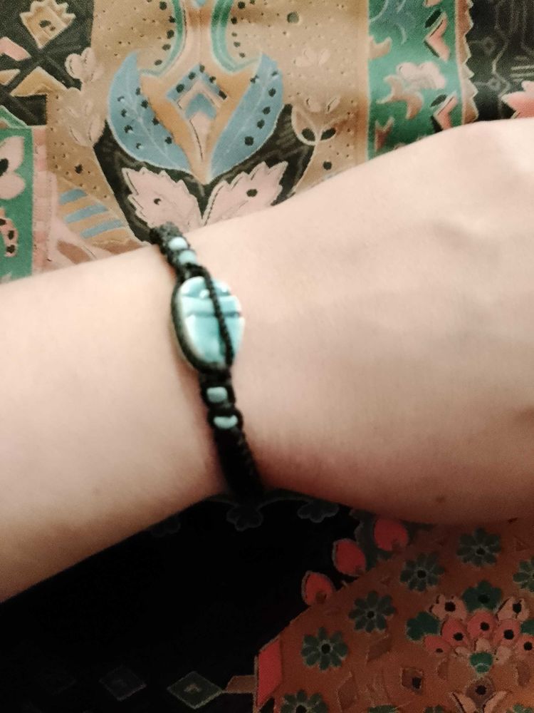 bracelet en fils noir et perle en c�ramique bleue claire. 5 Carqueiranne (83)