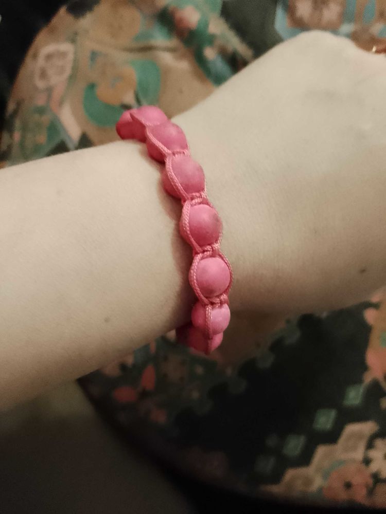 bracelet en fils et perles de plastique roses r�glable enfants. 5 Carqueiranne (83)