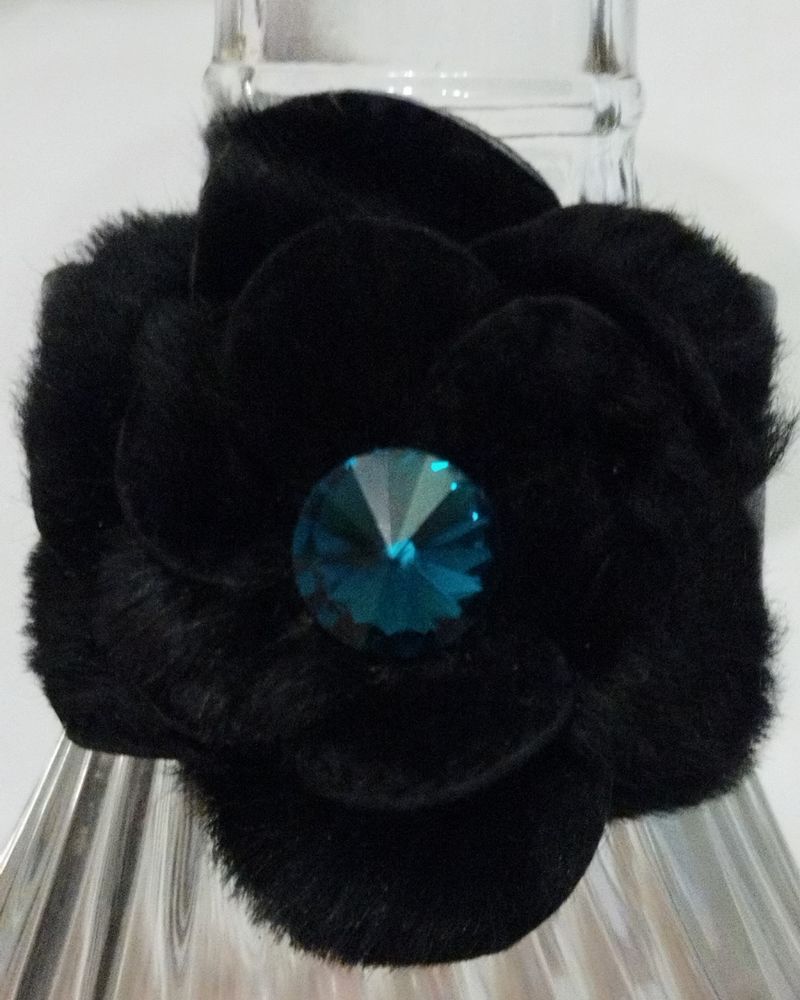 Bracelet manchette cuir/fleur touch� fourrure/centre strass 9 �cuisses (71)