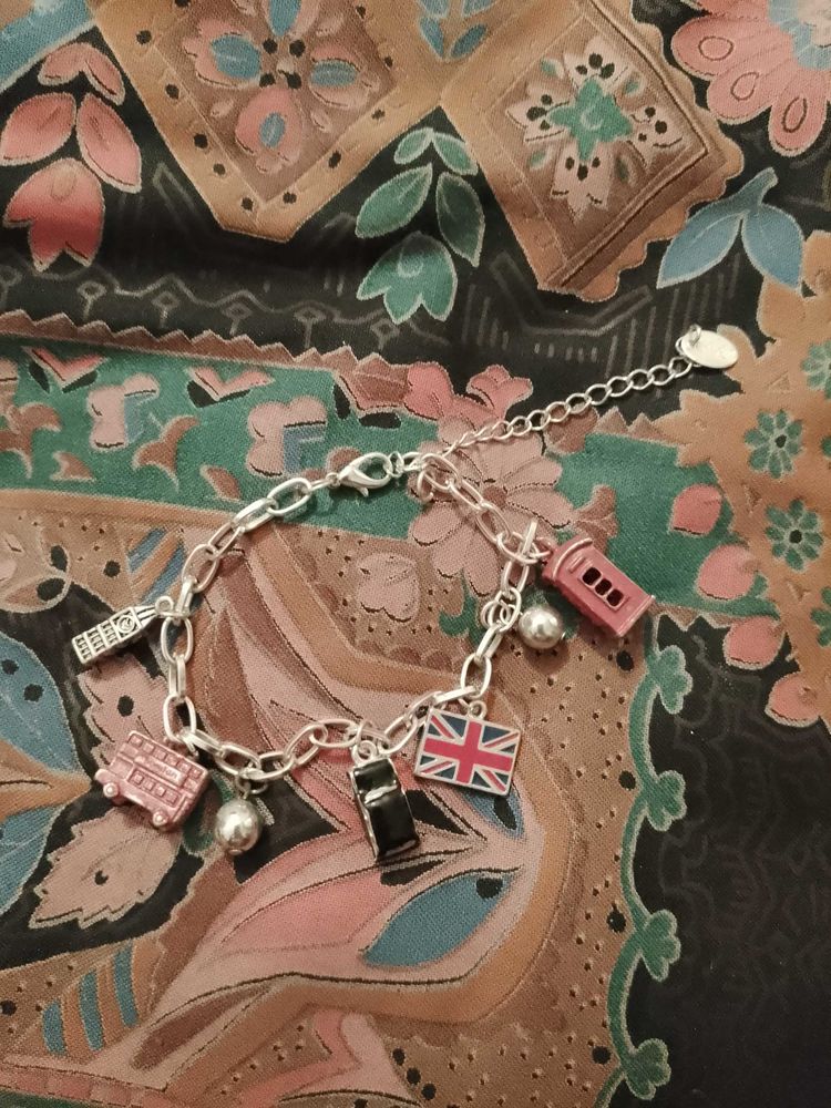 bracelet en m�tal argent� th�me Angleterre enfants. 4 Carqueiranne (83)