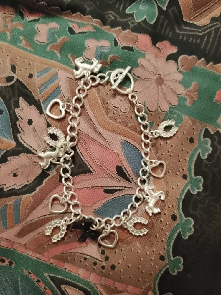 bracelet en m�tal argent� th�me cheval enfants. 4 Carqueiranne (83)