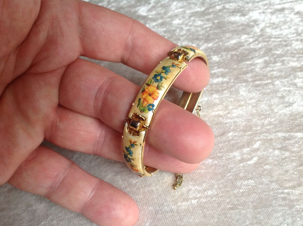 BRACELET M�TAL DOR� EFFET NACR� MOTIF FLEURS Envoi Possible
9 Tr�gunc (29)