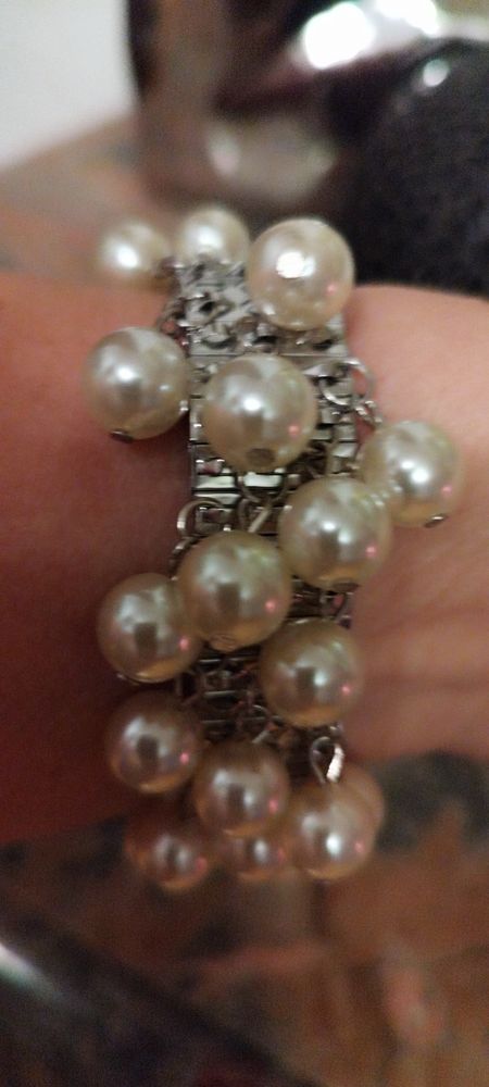 Bracelet m�tal extensible garni de perles nacr�es blanches 11 �cuisses (71)