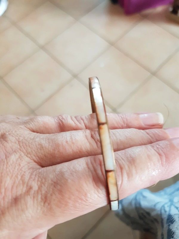 Bracelet nacr�e tres bon etat couleur tirant sur le orange m 1 Viriat (01)