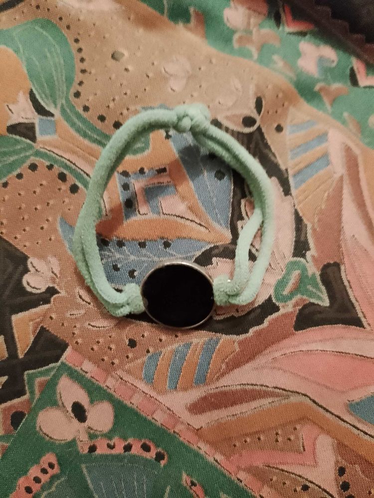 bracelet noir en m�tal sur fil bleu clair enfants. 4 Carqueiranne (83)