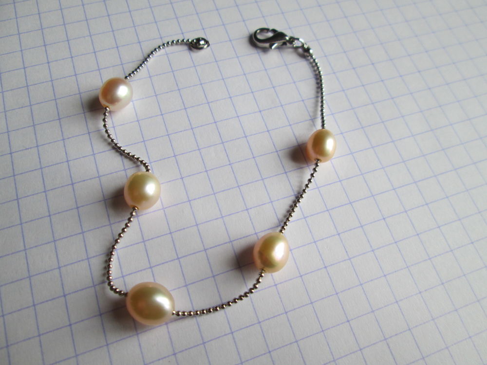 Bracelet perles fantaisie couleur cr&egrave;me ros&eacute;e et argent&eacute; Bijoux et montres