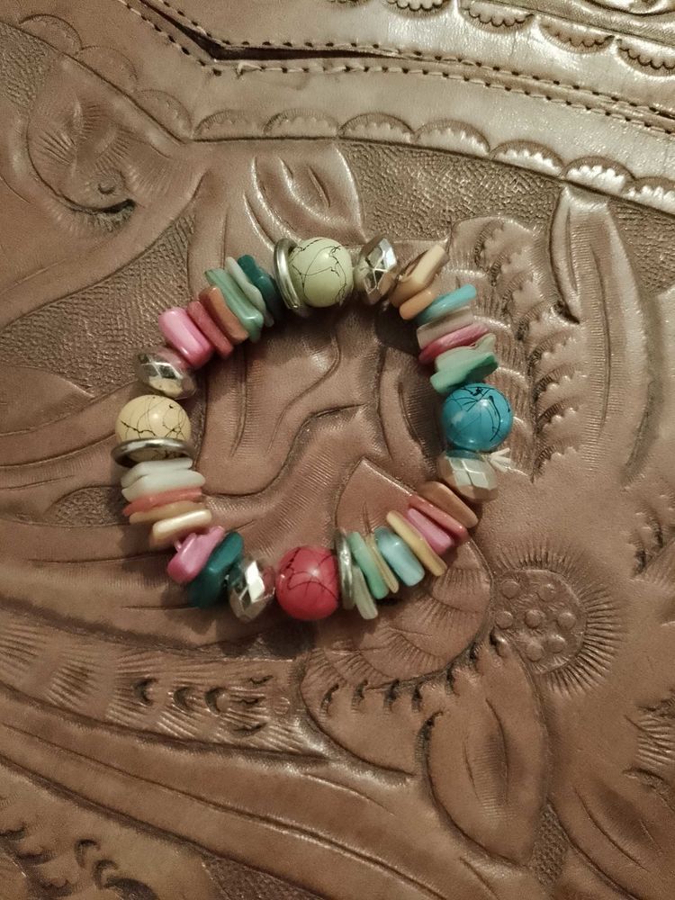 bracelet en perles de plastique et m�tal multicolore. 5 Carqueiranne (83)