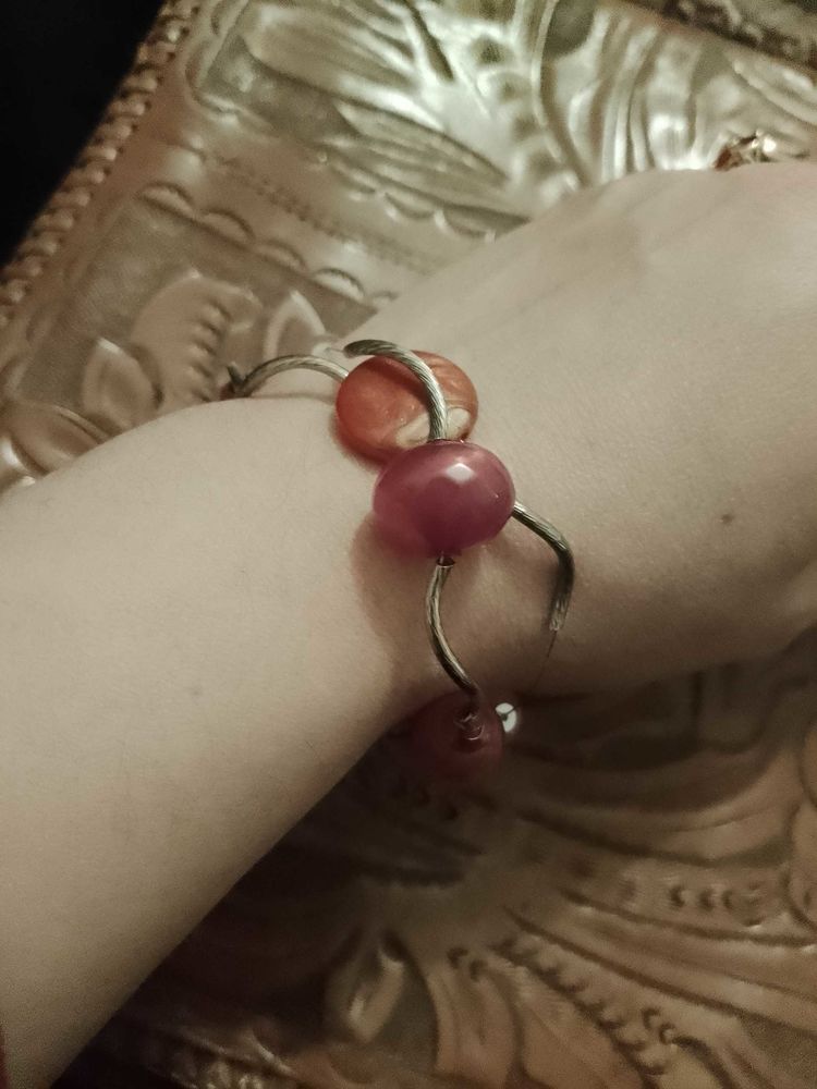 bracelet r�glable en m�tal argent� et perles plastique color�es. 5 Carqueiranne (83)