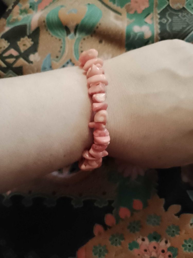 bracelet r�glable en rocaille rouge et m�tal argent�. 6 Carqueiranne (83)