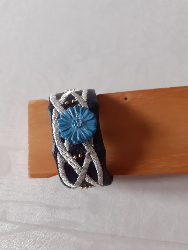 Bracelet en tissu ska� bleu marine brod�,bouton bleu fleurs 24 Auch (32)