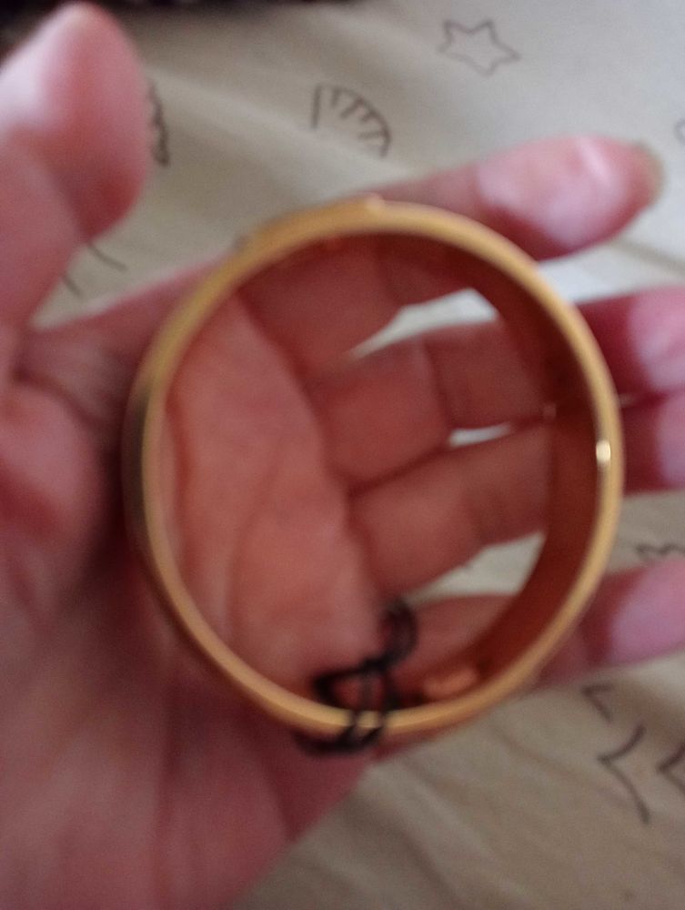 Bracelet vintage plaqu� or jaune et �mail imitation python. Diane von F� �rstenberg. 235 Verneuil-sur-Seine (78)