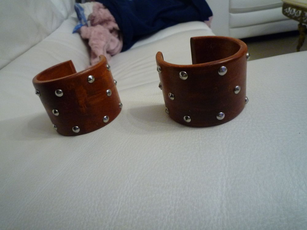 2 bracelets en bois clout�s neufs 3 Agde (34)