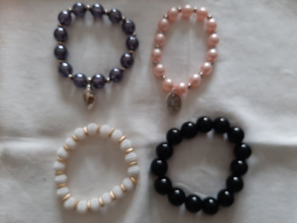 4 bracelets fantaisie fais main sur un �lastique 4 Plouvorn (29)