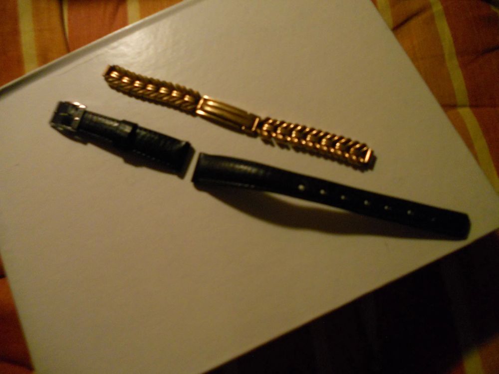 1 lot de 2 bracelets de montres 1 pur cuir noir estampill�
18 Paris 4 (75)