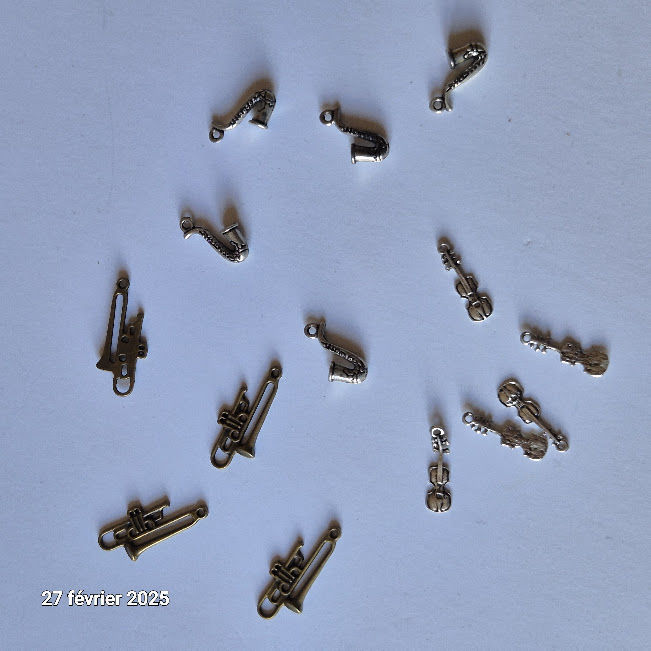 Lot de 14 breloques, m�dailles en m�tal , neufs, saxo, tromb 2 Saumur (49)