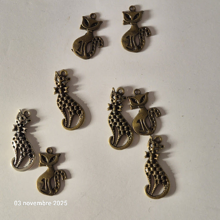 Lot breloques pendentifs chat et chats,   bronze x  10 2 Saumur (49)