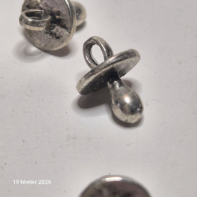 Lot de 5 breloques t�tine ou sucette de b�b� 1 Saumur (49)