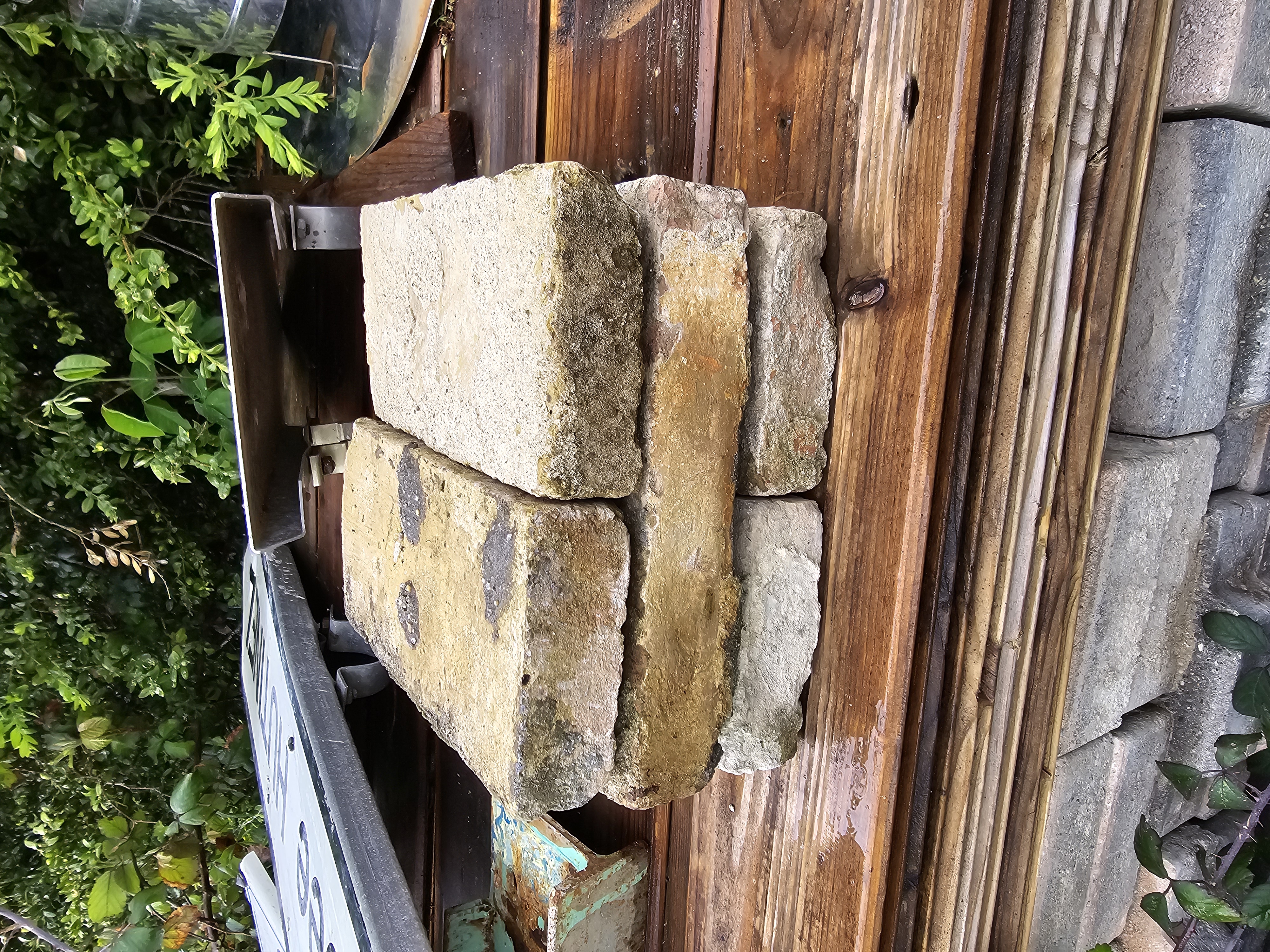 Brique Anciennes r�fractaire de 9 cm x 18 cm x 5 cm 
1 Aspres-sur-Bu�ch (05)