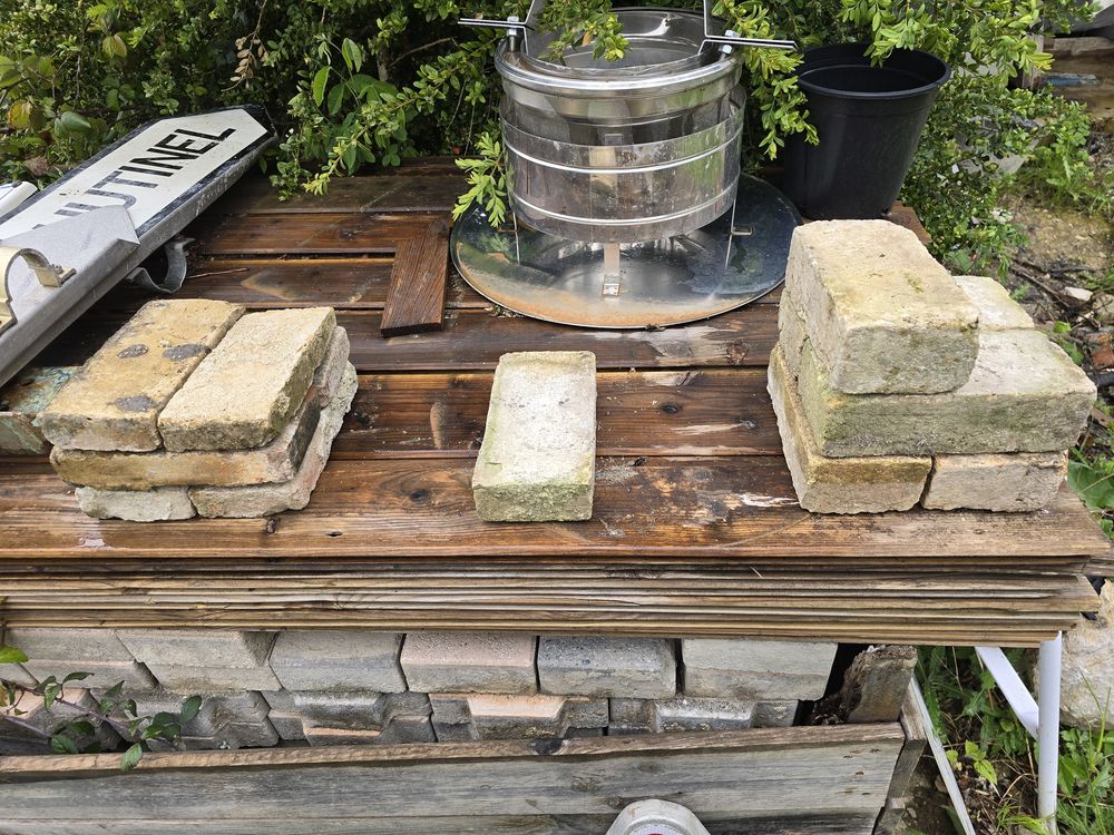 brique de diff�rents models- 50 briques achet� = 1 offerte
2 Aspres-sur-Bu�ch (05)