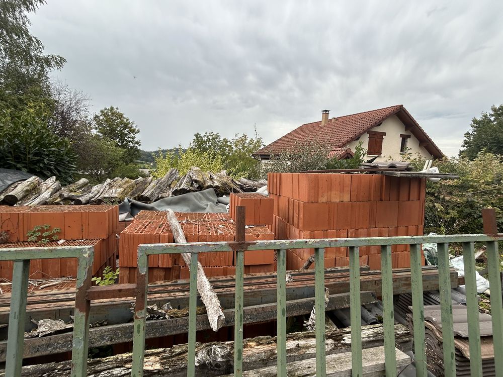 briques rouges environ 150-200 briques 500 L�pin-le-Lac (73)