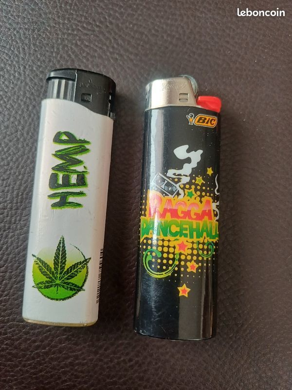 Lot de 2 briquets
l 6 Viriat (01)